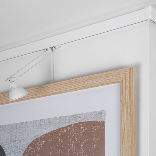 STAS multirail - système de cimaise avec éclairage intégré pour tableaux.